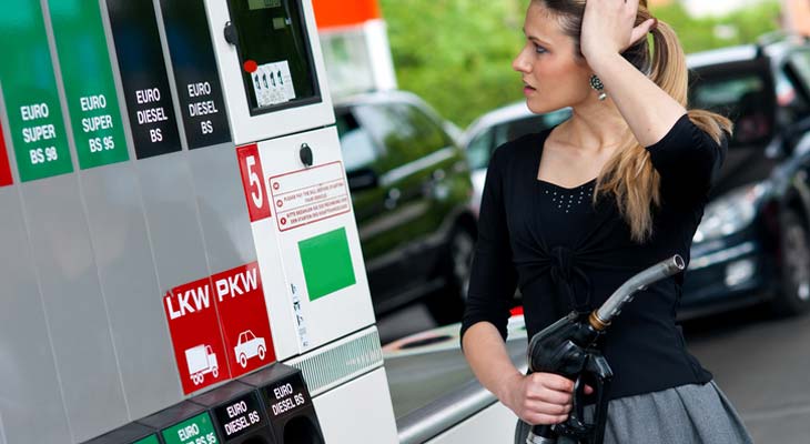 Vrouw kijkend naar hoge brandstofprijzen